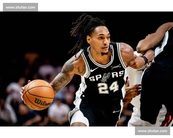 马刺队迎战爵士队 争夺季后赛席位的关键对决